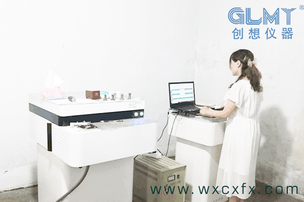 實(shí)驗(yàn)室檢測(cè)員經(jīng)過(guò)培訓(xùn)后在進(jìn)行測(cè)量分析 /cxyq/20200811130955-FmKQYnYXqVK7_xkLookI2jSLjzxU.jpg