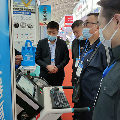 嘉賓了解移動直讀光譜儀 /cxyq/20211025103225-FqRQDgukNPM8bwEprFc6e3a6CNFF.jpg