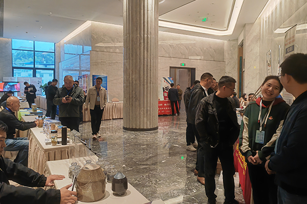 會(huì)后交流洽談 /cxyq/20241206123631-FkJJk2R8grI_phsgFtZYN2pZn36v.jpg